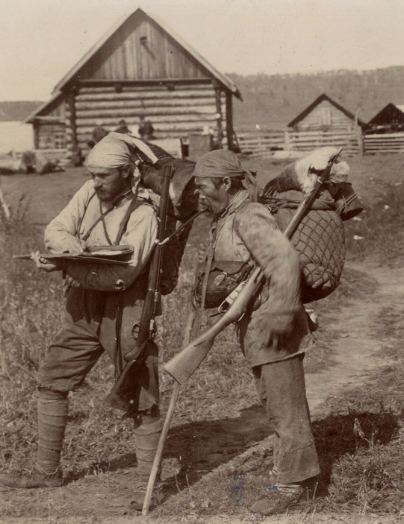 El explorador ruso Vladímir Arséniev junto a Dersú Uzalá. Fotografía de 1906. Autor desconocido. Dominio público. Fuente: Wikipedia.
